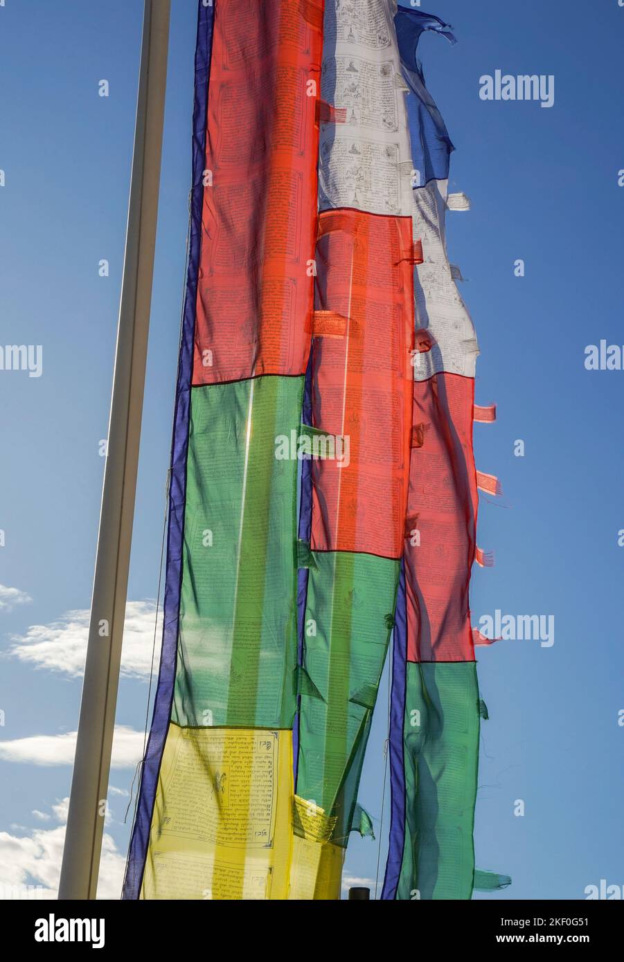 Drapeaux de prière Tibetains colorés à l'illumination bouddhiste temple stupa, à Benalmádena. Costa del Sol, Espagne. Banque D'Images Drapeaux de prière Tibetains colorés à l'illumination bouddhiste temple stupa, à Benalmádena. Costa del Sol, Espagne. Banque D'Images