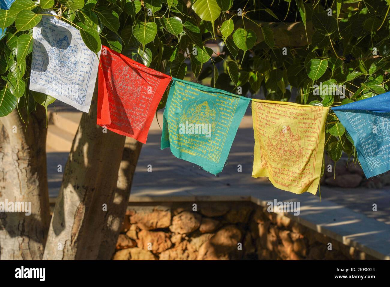 Drapeaux de prière Tibetains colorés à l'illumination bouddhiste temple stupa, à Benalmádena. Costa del Sol, Espagne. Banque D'Images Drapeaux de prière Tibetains colorés à l'illumination bouddhiste temple stupa, à Benalmádena. Costa del Sol, Espagne. Banque D'Images