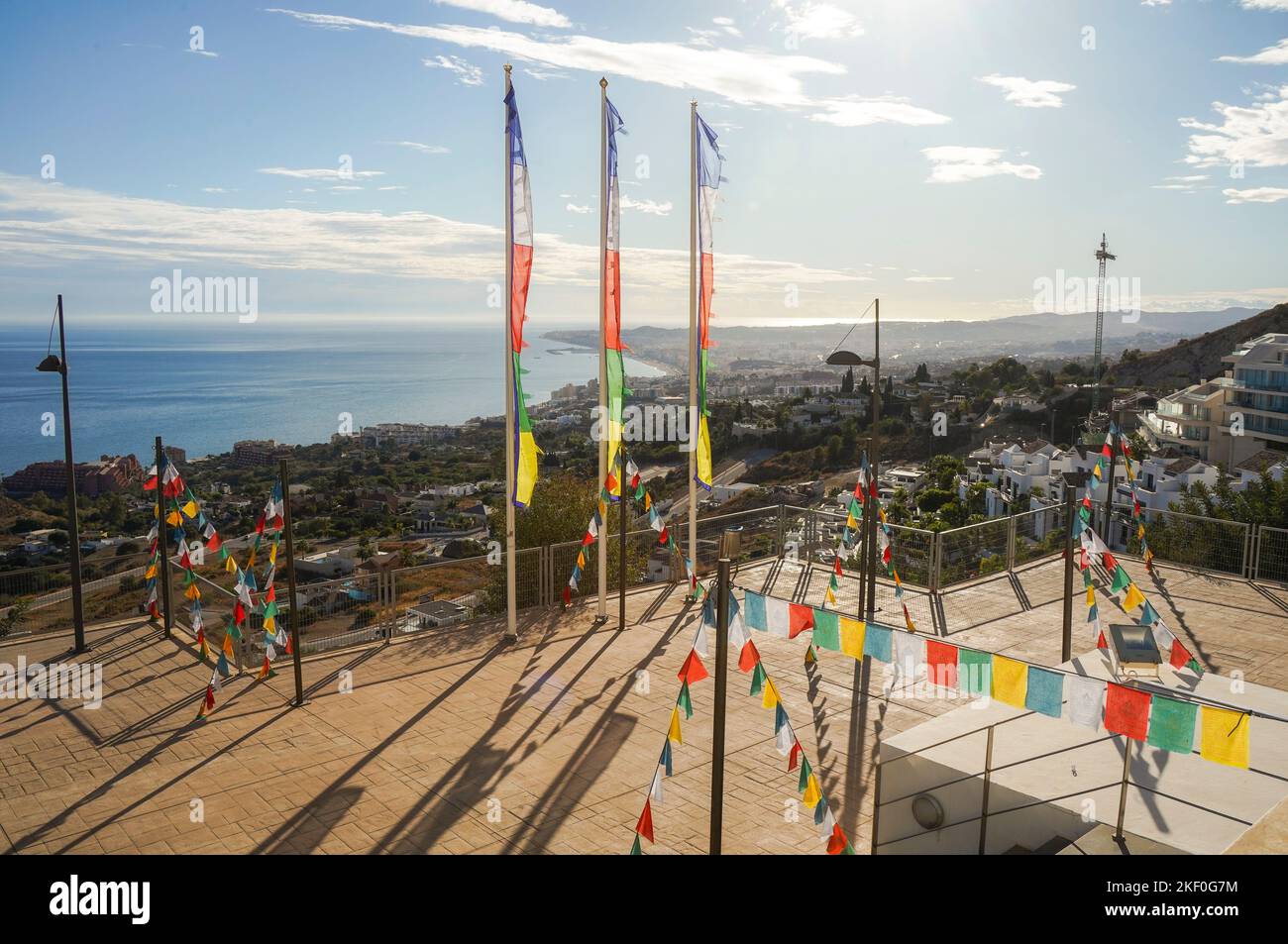 Drapeaux de prière Tibetains colorés à l'illumination bouddhiste temple stupa, à Benalmádena. Costa del Sol, Espagne. Banque D'Images Drapeaux de prière Tibetains colorés à l'illumination bouddhiste temple stupa, à Benalmádena. Costa del Sol, Espagne. Banque D'Images