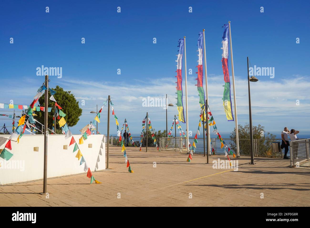 Drapeaux de prière Tibetains colorés à l'illumination bouddhiste temple stupa, à Benalmádena. Costa del Sol, Espagne. Banque D'Images Drapeaux de prière Tibetains colorés à l'illumination bouddhiste temple stupa, à Benalmádena. Costa del Sol, Espagne. Banque D'Images