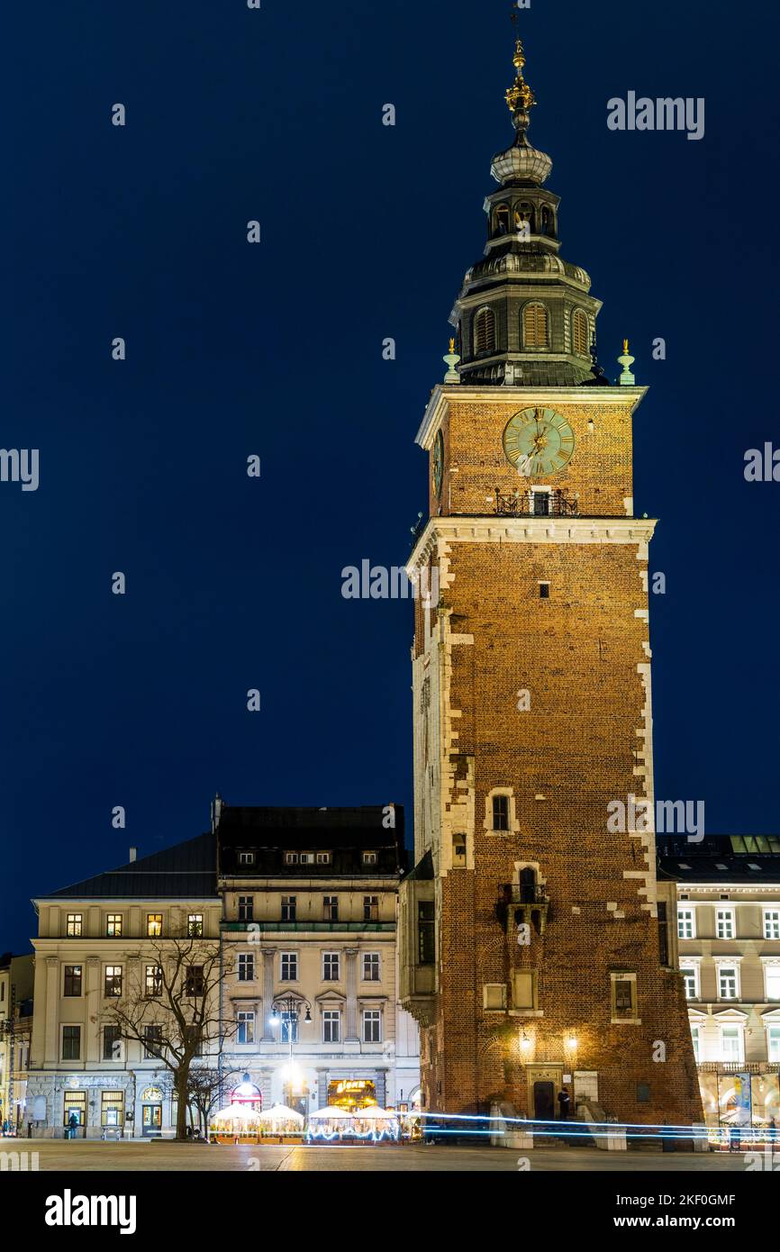 Tour illuminée de l'Hôtel de ville (Wieża Ratuszowa), restauration de la tour de 14th-siècle construite dans le cadre de l'Hôtel de ville. Place du marché principal (Rynek Główny), Kr Banque D'Images