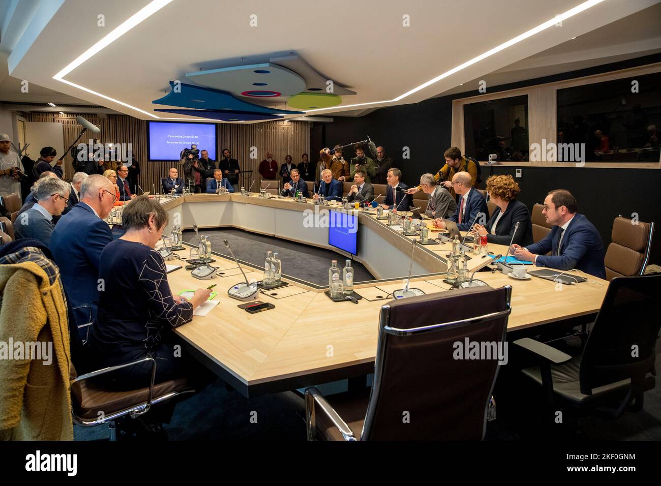 L'illustration montre une réunion du gouvernement fédéral et des partenaires sociaux, y compris des représentants syndicaux et des organisations d'employeurs, à Bruxelles, Mardi 15 novembre 2022.le gouvernement y mettra une proposition de médiation après que les syndicats et les employeurs n'aient pas réussi à se mettre d'accord sur la norme salariale et l'enveloppe sociale la semaine dernière. BELGA PHOTO HATIM KAGHAT Banque D'Images