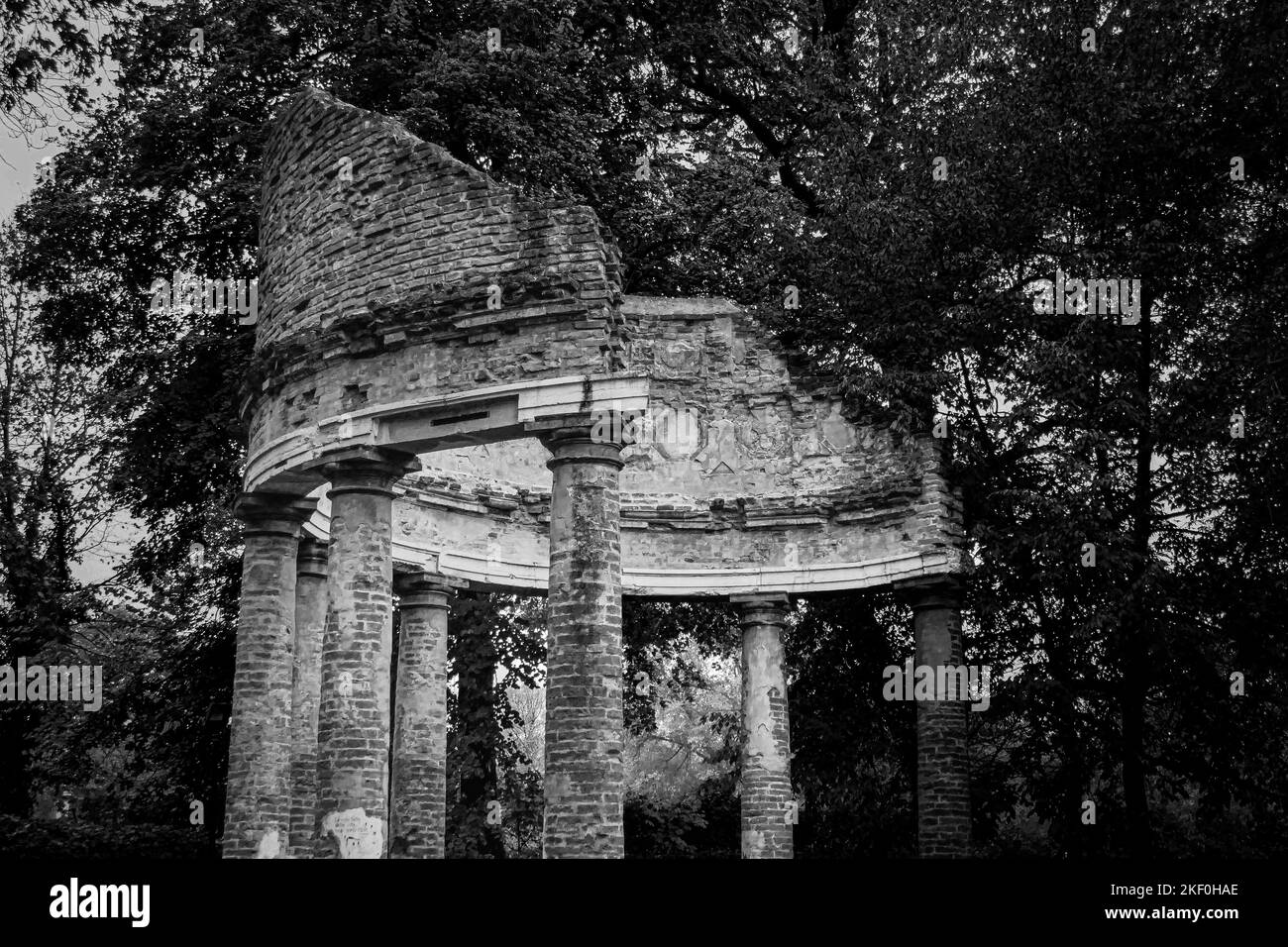Le Tempietto d'Arcadia, en noir et blanc. Un petit temple circulaire sous forme de ruine, à Parco Ducale, Parme, Italie. Banque D'Images