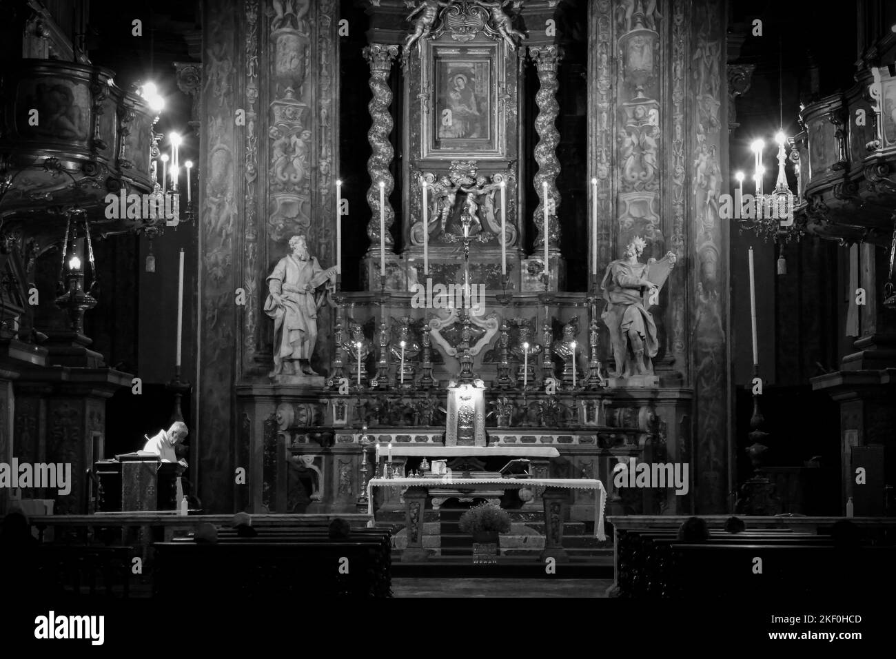 L'intérieur d'une belle église à Parme, en Italie, en noir et blanc Banque D'Images