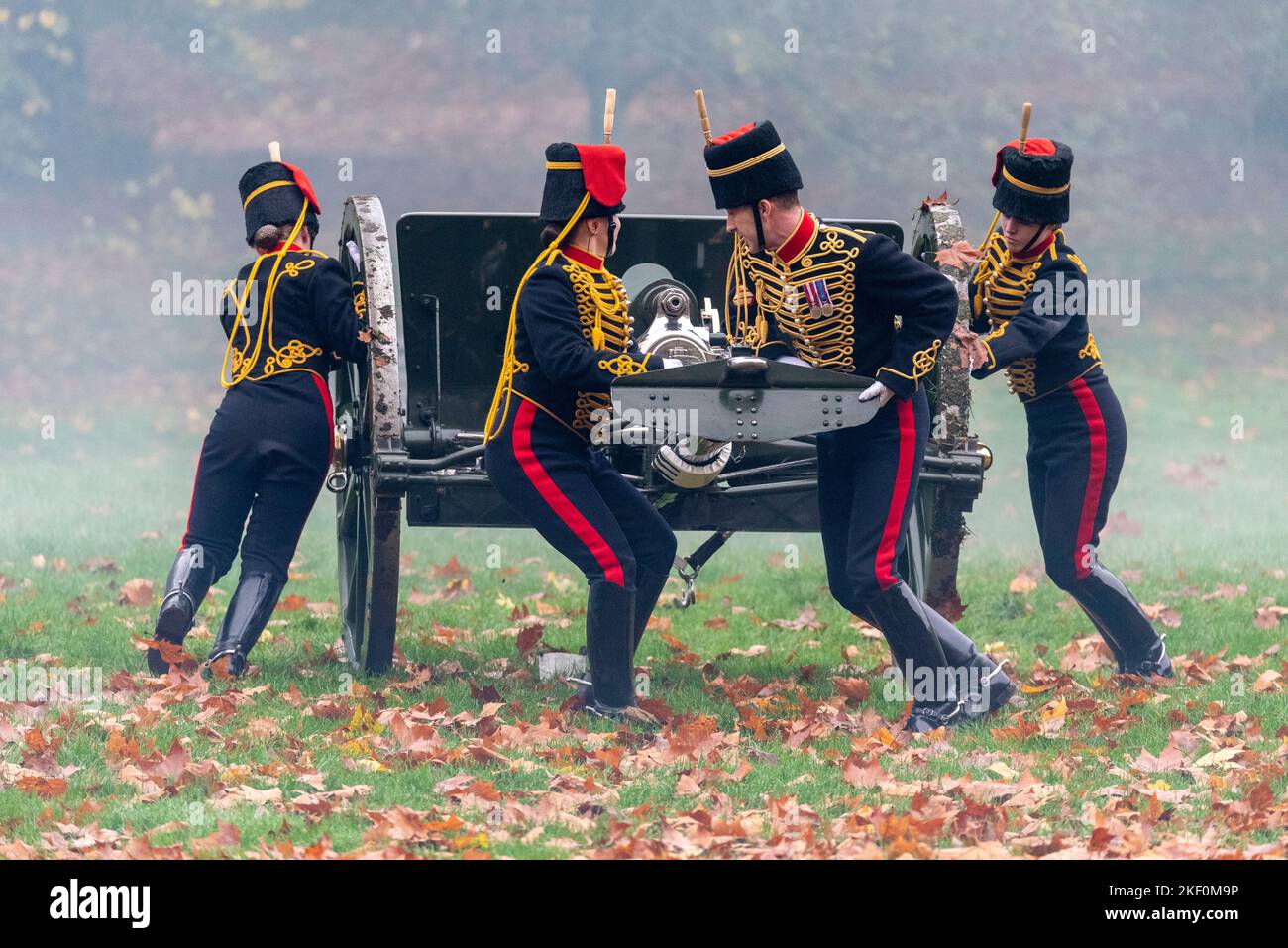 La troupe de Kings Royal Horse Artillery a réalisé un hommage à l'arme à feu de 41 pour l'anniversaire du roi Charles III à Green Park, Londres, Royaume-Uni. Pistolet de positionnement de l'équipage Banque D'Images