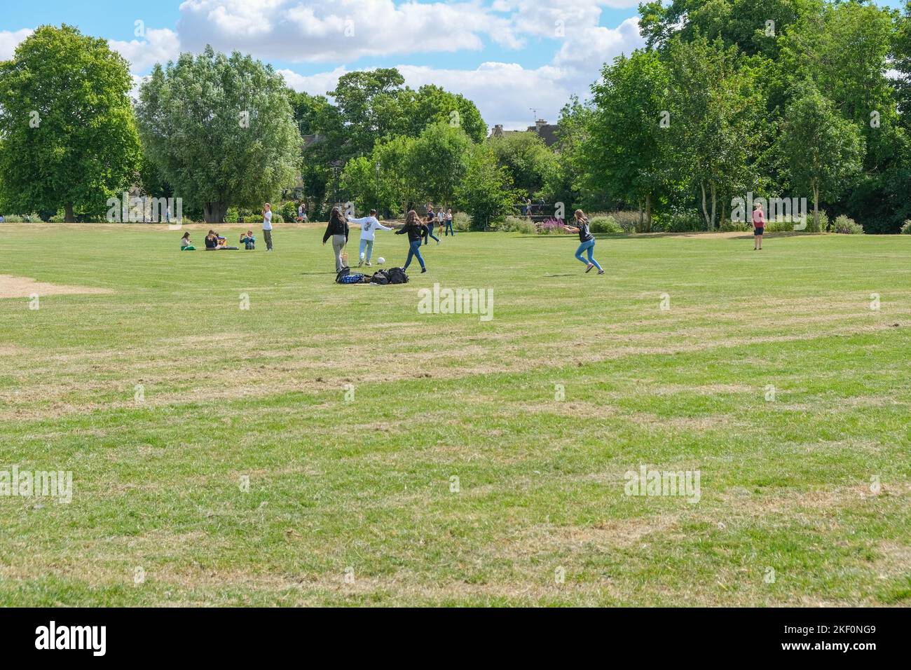 Été 2022. Jeunes jouant au football sur les Meadows à Stamford, Lincolnshire, Angleterre Banque D'Images