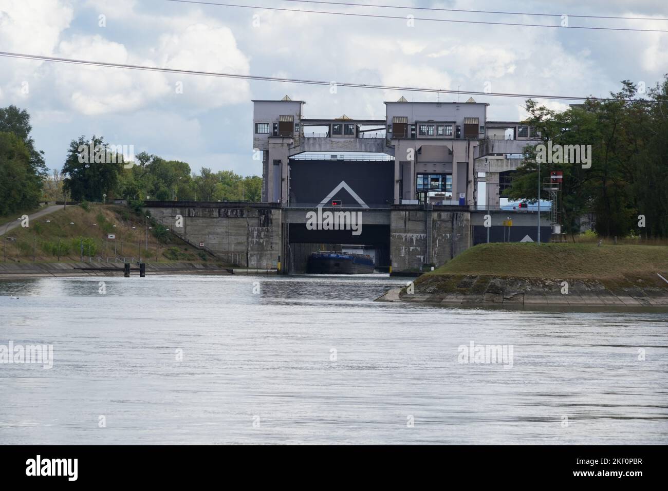 Grandes écluses à côté de la centrale hydroélectrique Kembs située sur le Rhin. Banque D'Images