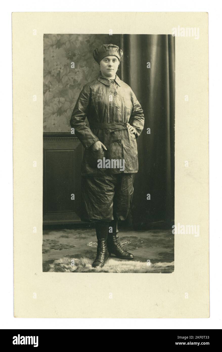 Original WW1 studio portrait carte postale de l'ouvrier allemand de munitions (Alma Panza) au dos de la carte postale est écrit "en mémoire du premier mouleur à Zeulenroda" - Zeulenroda, Triebes, Thuringe, Allemagne. - Année de guerre (Kriegsjahr) 1916'. Banque D'Images