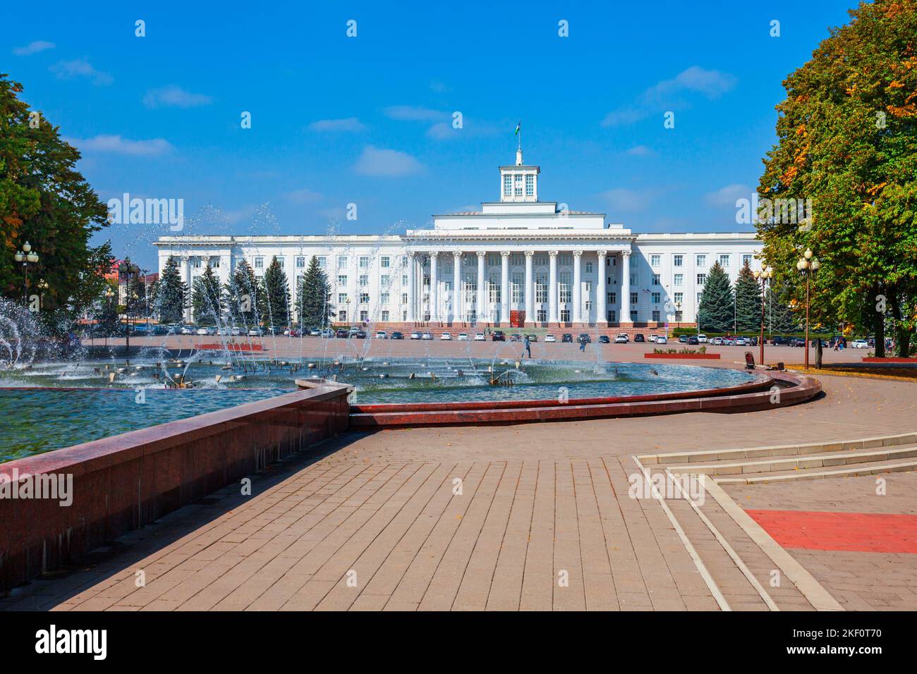 Fontaines et Maison du Gouvernement de la KBR à la place Concord à Nalchik, République Kabardino-Balkarienne en Russie. Banque D'Images