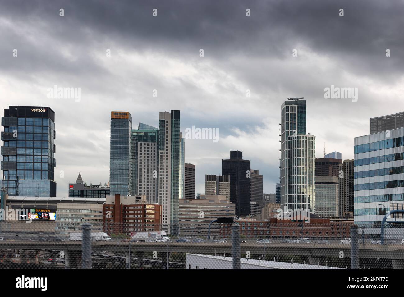 Boston, Massachusetts, États-Unis - 13 septembre 2022 : vue sur les gratte-ciel de Boston depuis l'autoroute. Banque D'Images