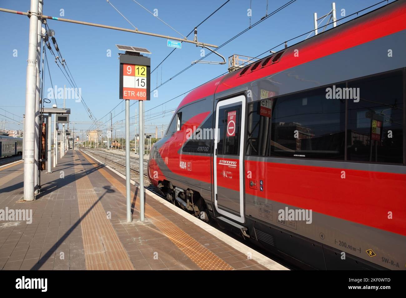 Trains italiens AnsaldoBreda V250 / ETR700 train à grande vitesse Frecciarosso attendant à la gare de Foggia. Banque D'Images