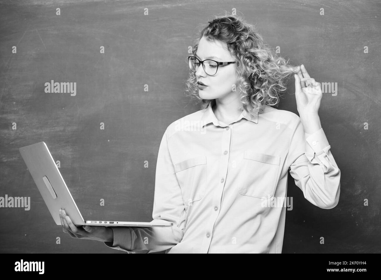 École enseignant carnet tableau noir fond. Informatique et programmation. Une fille surfant sur Internet. École des technologies numériques. Formation à distance Banque D'Images