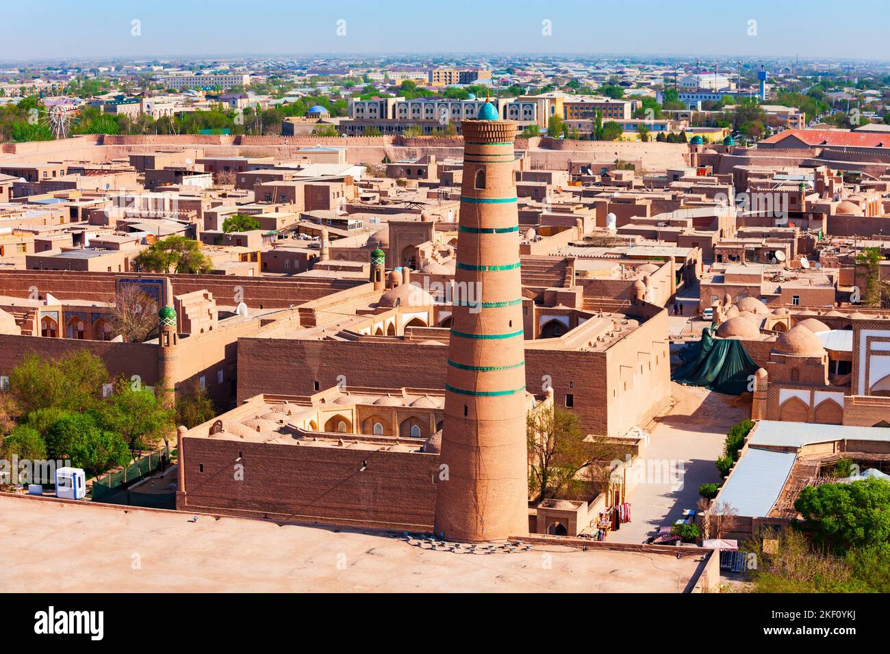 Islam Khodja Minaret à l'Itchan Kala, la ville fortifiée de la ville de Khiva en Ouzbékistan Banque D'Images