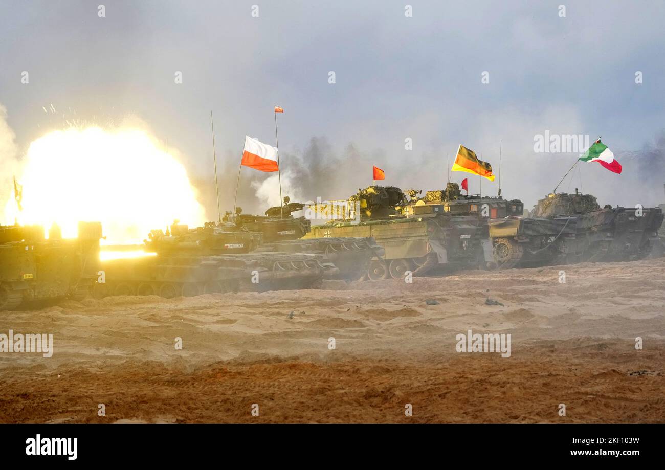 Les chars polonais PT-91 Twardy, Leopard allemand 2 et Ariete italien de l'OTAN des groupes de combat de présence avancée renforcée participent à un exercice de tir en direct, lors de l'exercice militaire de la lance-fer 2022 à Adazi, en Lettonie, en 15 novembre 2022. REUTERS/Ints Kalnins Banque D'Images
