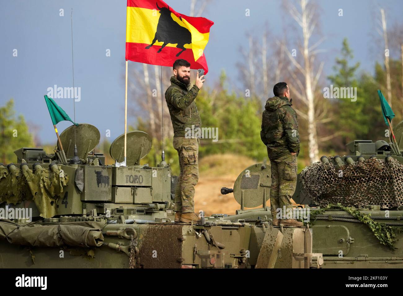 Un militaire espagnol du groupe de combat OTAN pour la présence avancée renforcée prend une photo avant un exercice de tir en direct, lors d'un exercice militaire Iron Spear 2022 à Adazi, en Lettonie, en 15 novembre 2022. REUTERS/Ints Kalnins Banque D'Images
