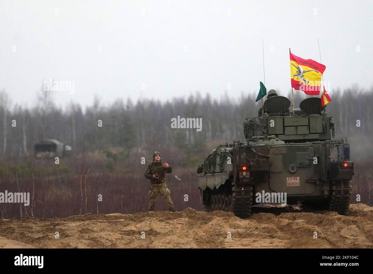 Le véhicule de combat espagnol Pizarro du groupe de combat de l'OTAN en présence avancée renforcée prend position avant l'exercice de tir direct, lors de l'exercice militaire de la lance-fer 2022 à Adazi, en Lettonie, en 15 novembre 2022. REUTERS/Ints Kalnins Banque D'Images