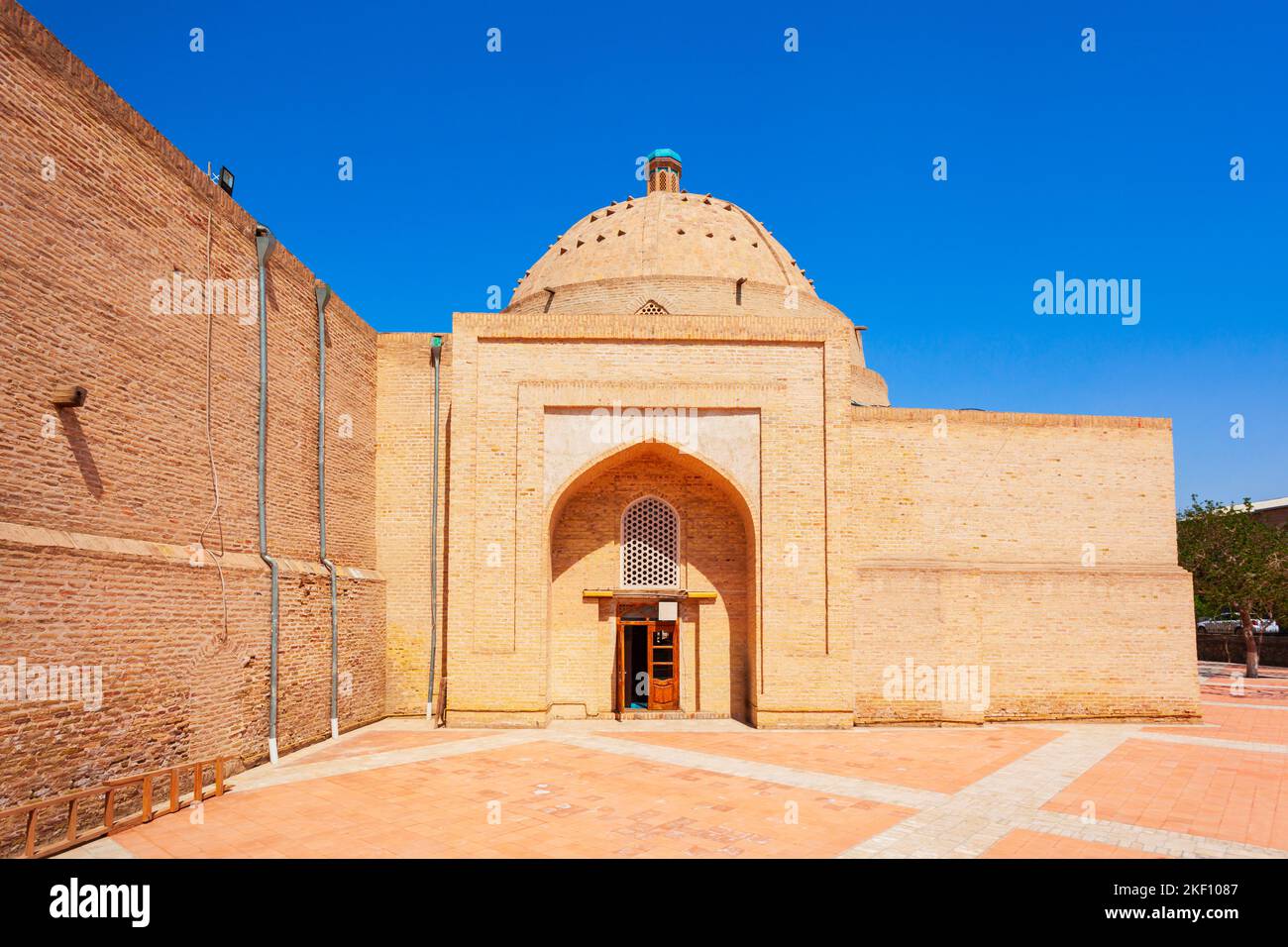 La mosquée Bolo Haouz ou Bolo Khauz est une mosquée historique, située en face de la forteresse Ark à Boukhara, en Ouzbékistan Banque D'Images