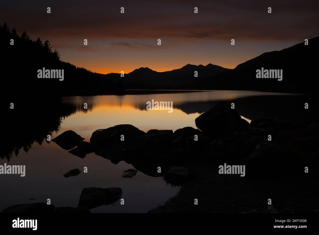 Llyn Mymbyr an Wyddfa (Snowdon), an Eryri au coucher du soleil. Pays de Galles du Nord, Royaume-Uni. Banque D'Images