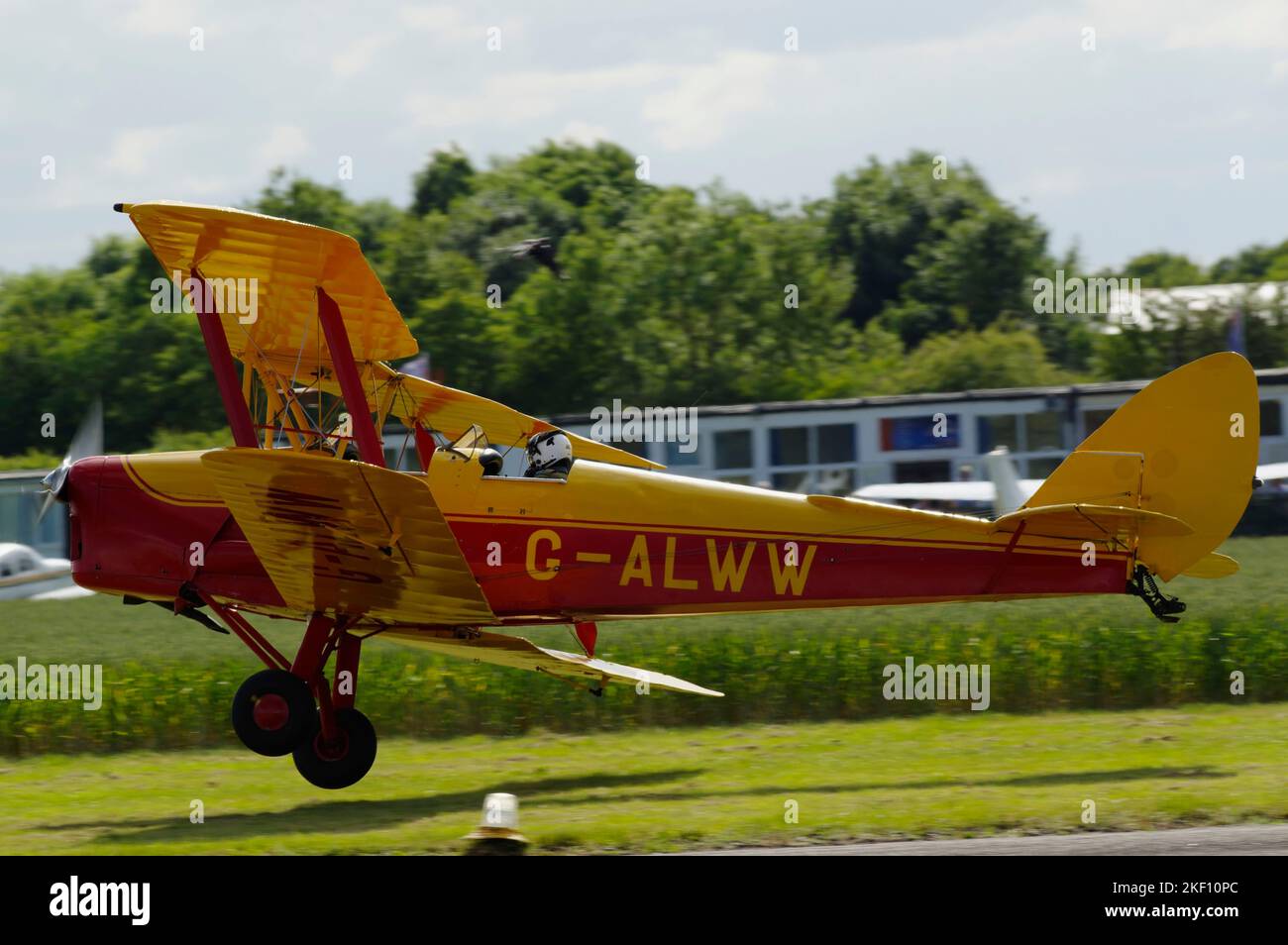 De Havilland, dH82A Tiger Moth, G-ALWW, à Wellesbourne Mountford, Airfield, Warwickshire, Angleterre, Royaume-Uni. Banque D'Images