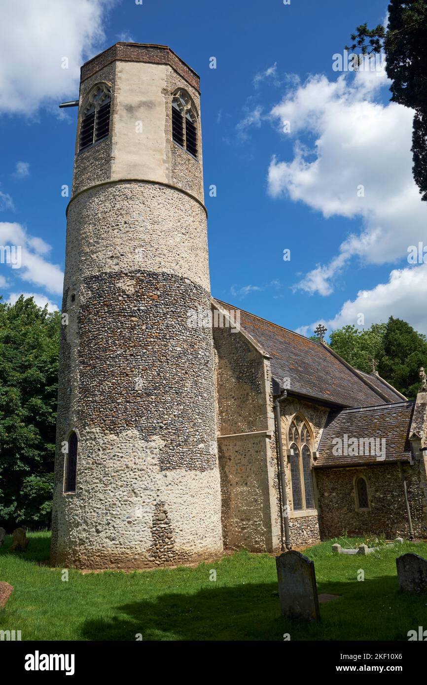 Toute l'église de la tour ronde de Saint à Stuston, Suffolk, Royaume-Uni. Banque D'Images