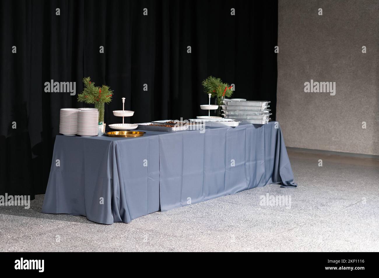 Réception, table pleine d'encas. Hors-d'œuvre savoureux servis pour les gens. Banque D'Images