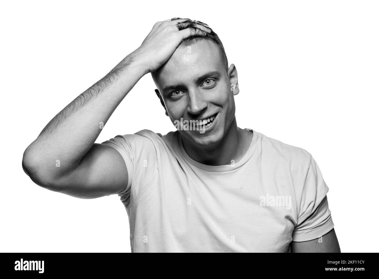 Portrait noir et blanc d'un jeune homme beau dans un T-shirt décontracté posant. Bien-être. Concept de la santé, du corps et des soins de la peau des hommes Banque D'Images