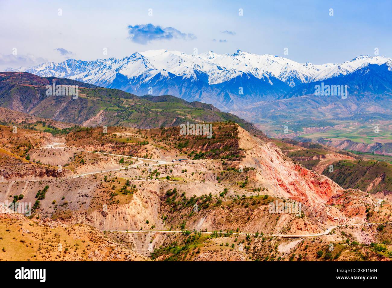 Montagnes Pamir, vue depuis le réservoir d'eau d'Hisorak près de la ville de Shahrisabz en Ouzbékistan Banque D'Images