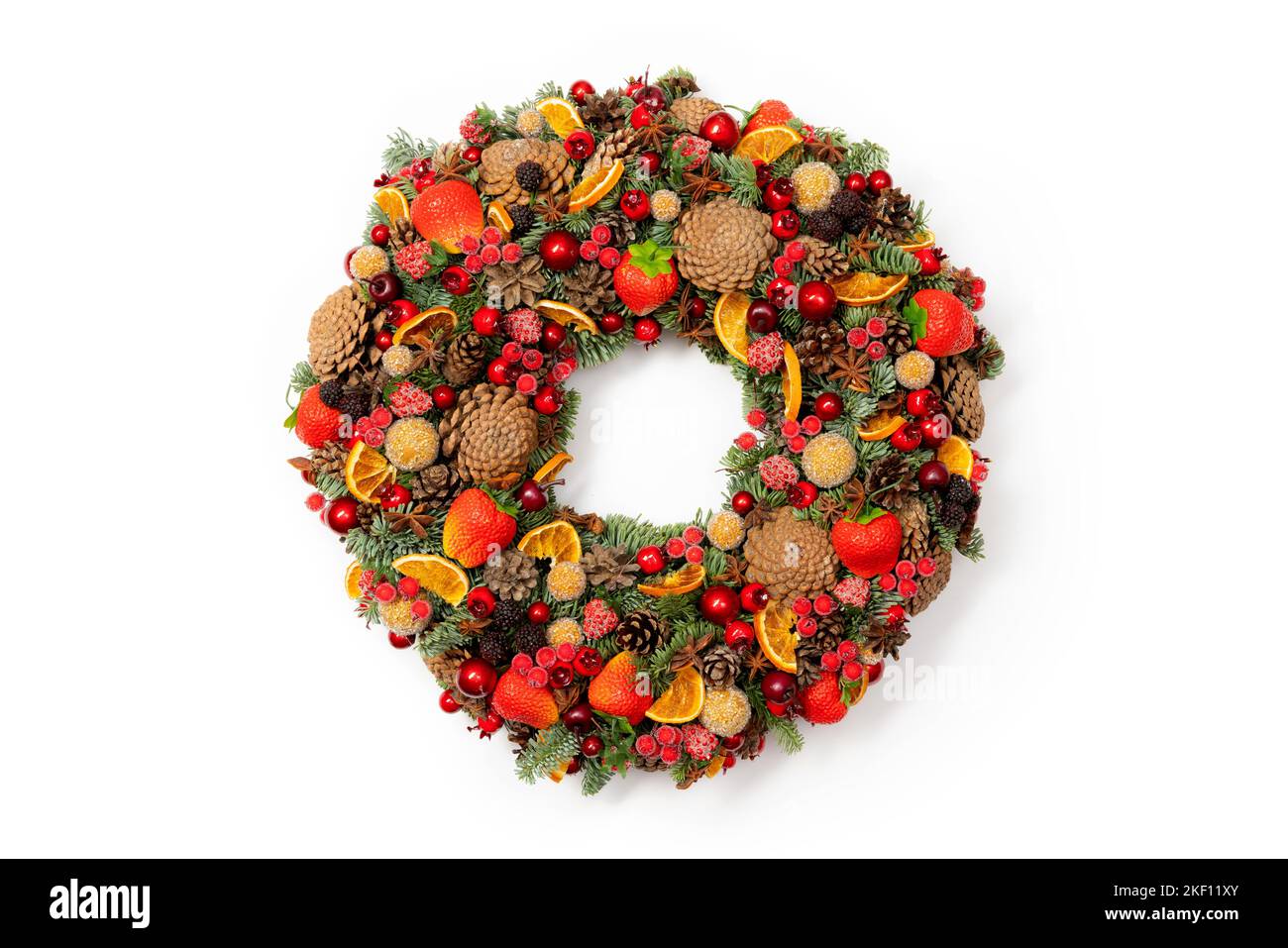 Couronne colorée sur fond blanc. Guirlande décorée de fruits et de baies sur la surface légère. Banque D'Images