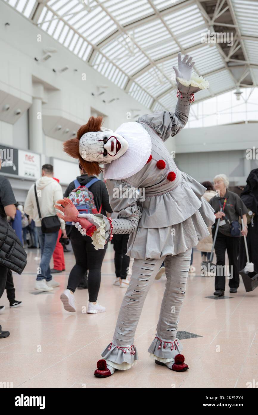 Un cojoueur masculin habillé comme Pennywise le clown de Stephen King IT séries de livres et de films à MCM Birmingham Comic con 2022 Banque D'Images