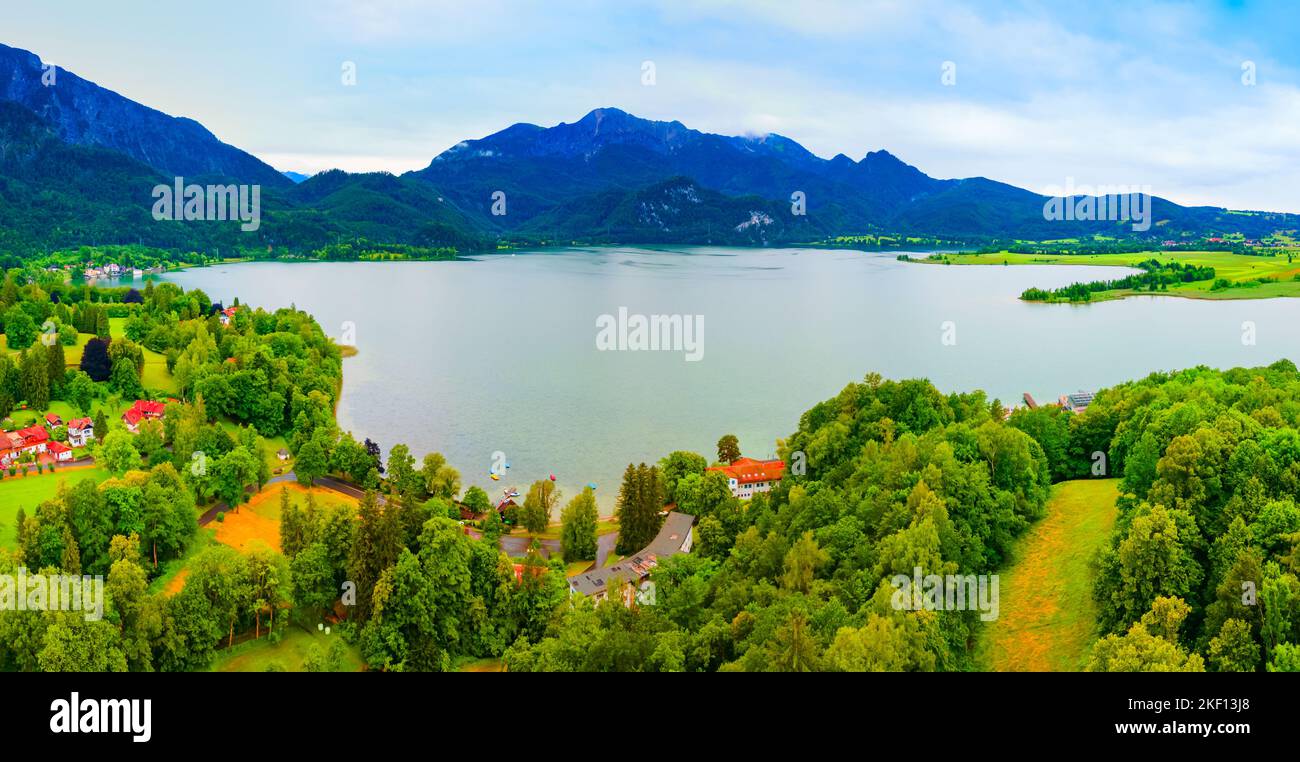 Kochelsee vue panoramique aérienne. Kochelsee ou lac Kochel est un lac à 70 kilomètres au sud de Munich, au bord des Alpes bavaroises en Allemagne. Banque D'Images