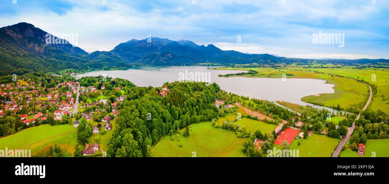Kochelsee vue panoramique aérienne. Kochelsee ou lac Kochel est un lac à 70 kilomètres au sud de Munich, au bord des Alpes bavaroises en Allemagne. Banque D'Images