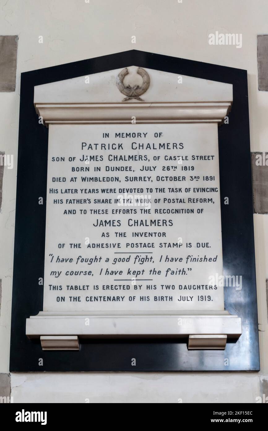 Une plaque dans la cathédrale de Dundee attribue à James Chalmers le titre d'inventeur du timbre-poste adhésif. DÉTAILS DANS LA DESCRIPTION. Banque D'Images