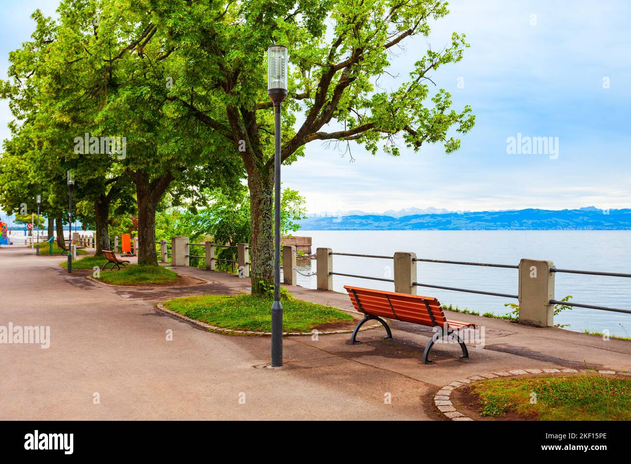 Promenade du front de mer de Friedrichshafen. Friedrichshafen est une ville sur les rives du lac de Constance ou de Bodensee en Bavière, Allemagne. Banque D'Images