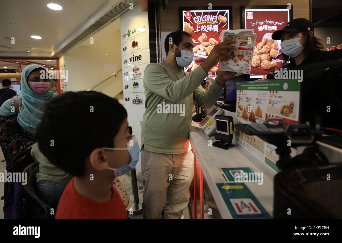 Une famille musulmane achète son premier repas certifié halal KFC au magasin KFC ChuangHH London Plaza (Jordanie), qui est certifié halal à partir du 4 novembre 2022. 04NOV22 SCMP / Xiaomei Chen Banque D'Images