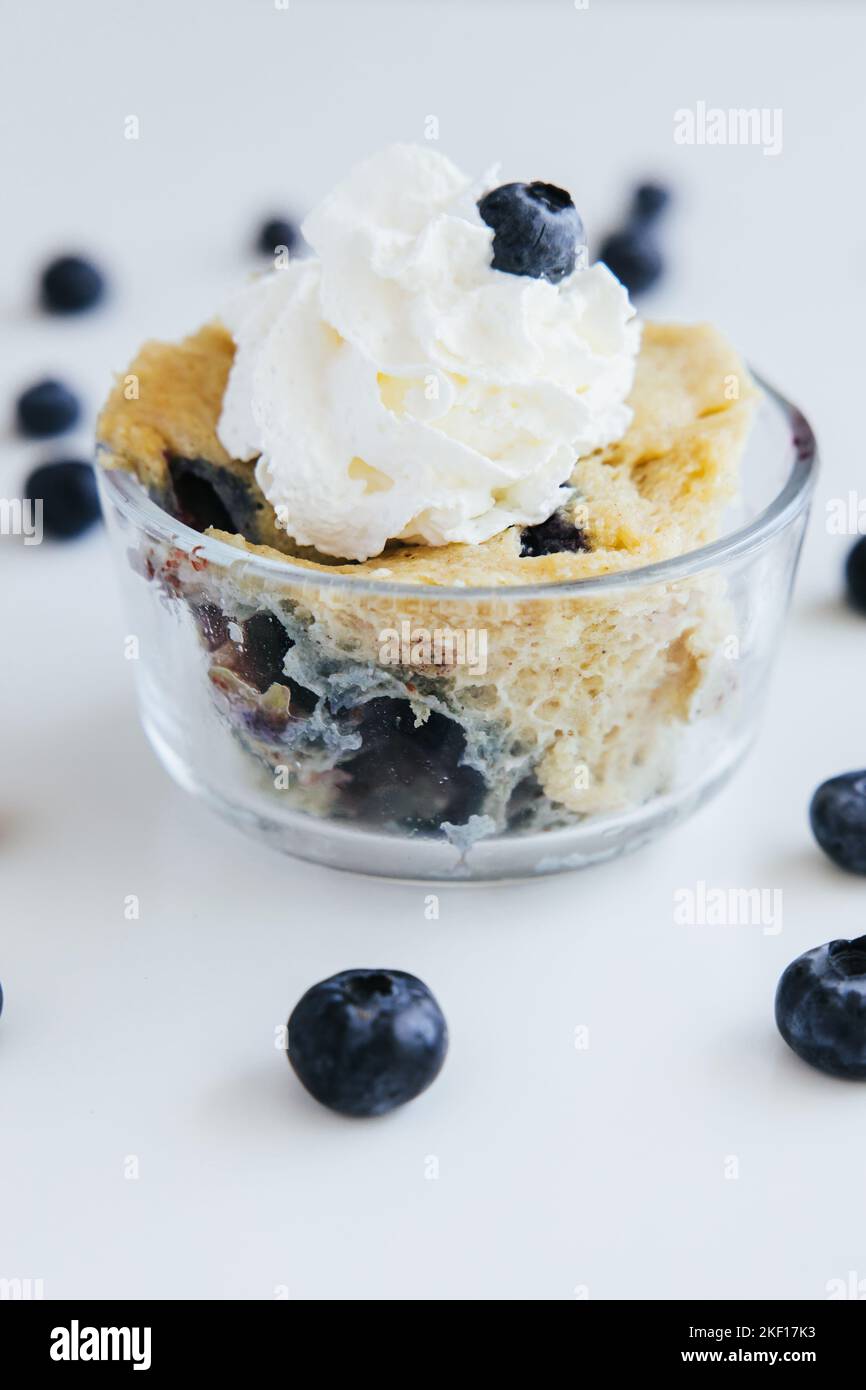 Un gros plan vertical d'un dessert aux myrtilles dans un petit bol sur une  surface blanche Photo Stock - Alamy