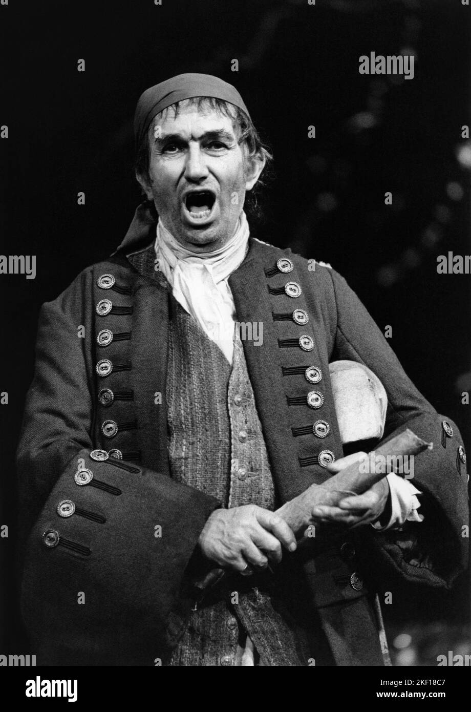 Bernard Miles (long John Silver) à TREASURE ISLAND au Mermaid Theatre, Puddle Dock, Londres EC4 1973 adapté par Bernard Miles & Josephine Wilson du roman de Robert Louis Stevenson musique: Cyril Ornadel paroles: HAL Shaper design: Patrick Roberston & Rosemary Vercoe chorégraphie: Terry Gilbert réalisateur: Josephine Wilson Banque D'Images