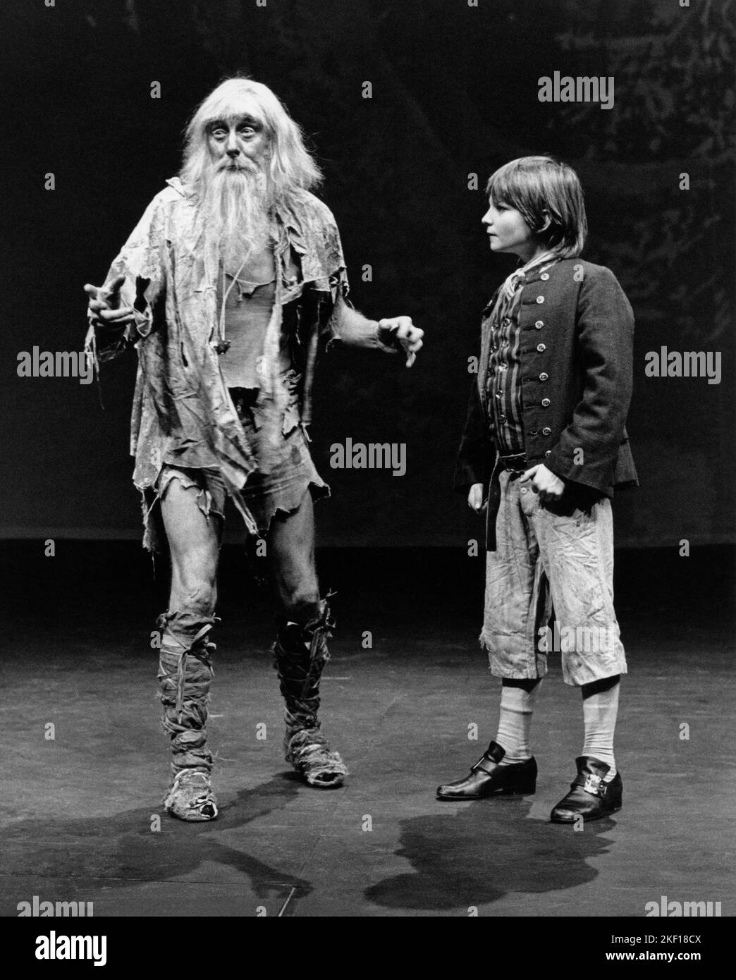 Spike Milligan (Ben Gunn), Jonathan Scott Taylor (Jim Hawkins) à TREASURE ISLAND au Mermaid Theatre, Puddle Dock, Londres EC4 1975 adapté par Bernard Miles & Josephine Wilson du roman de Robert Louis Stevenson musique: Cyril Ornadel paroles: HAL Shaper design: Patrick Roberston & Rosemary Vercoe chorégraphie: Terry Gilbert directeur: Josephine Wilson Banque D'Images