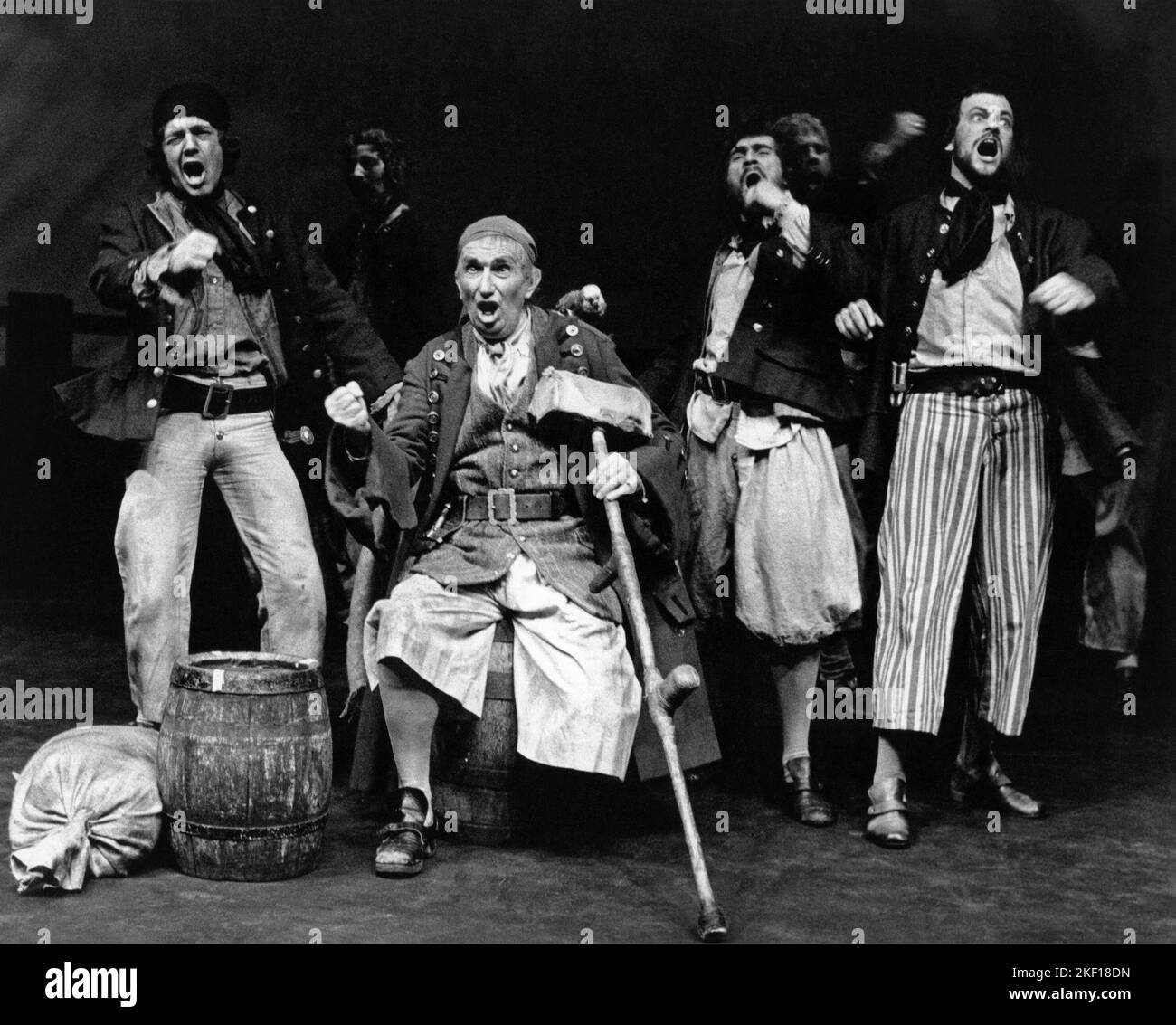 Bernard Miles (long John Silver) à TREASURE ISLAND au Mermaid Theatre, Puddle Dock, Londres EC4 1973 adapté par Bernard Miles & Josephine Wilson du roman de Robert Louis Stevenson musique: Cyril Ornadel paroles: HAL Shaper design: Patrick Roberston & Rosemary Vercoe chorégraphie: Terry Gilbert réalisateur: Josephine Wilson Banque D'Images