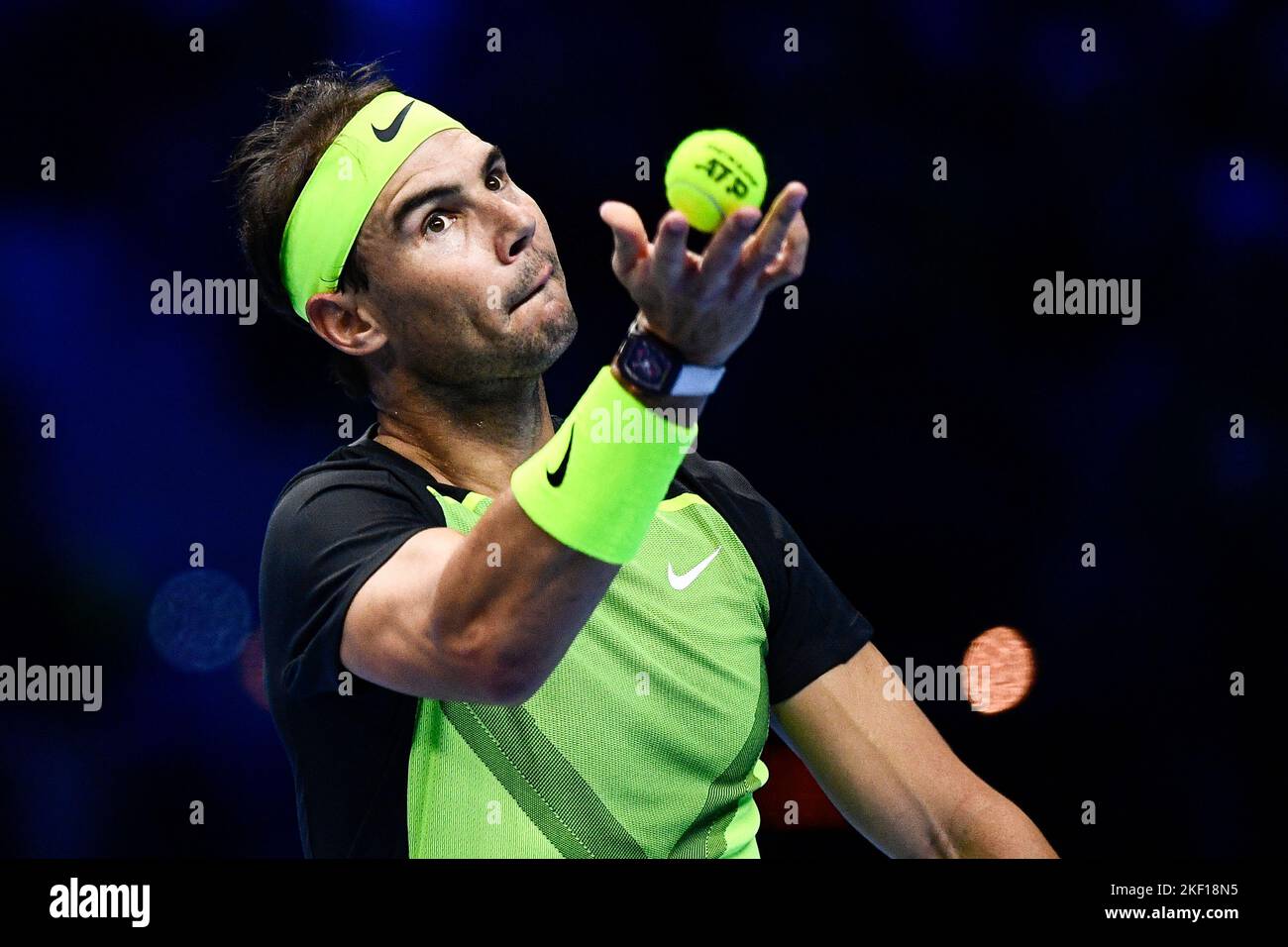 Turin, Italie. 15 novembre 2022. Rafael Nadal, d'Espagne, sert pendant son match de robin rond contre Felix Auger-Aliassime, du Canada, pendant le troisième jour des finales de Nitto ATP. Credit: Nicolò Campo/Alay Live News Banque D'Images