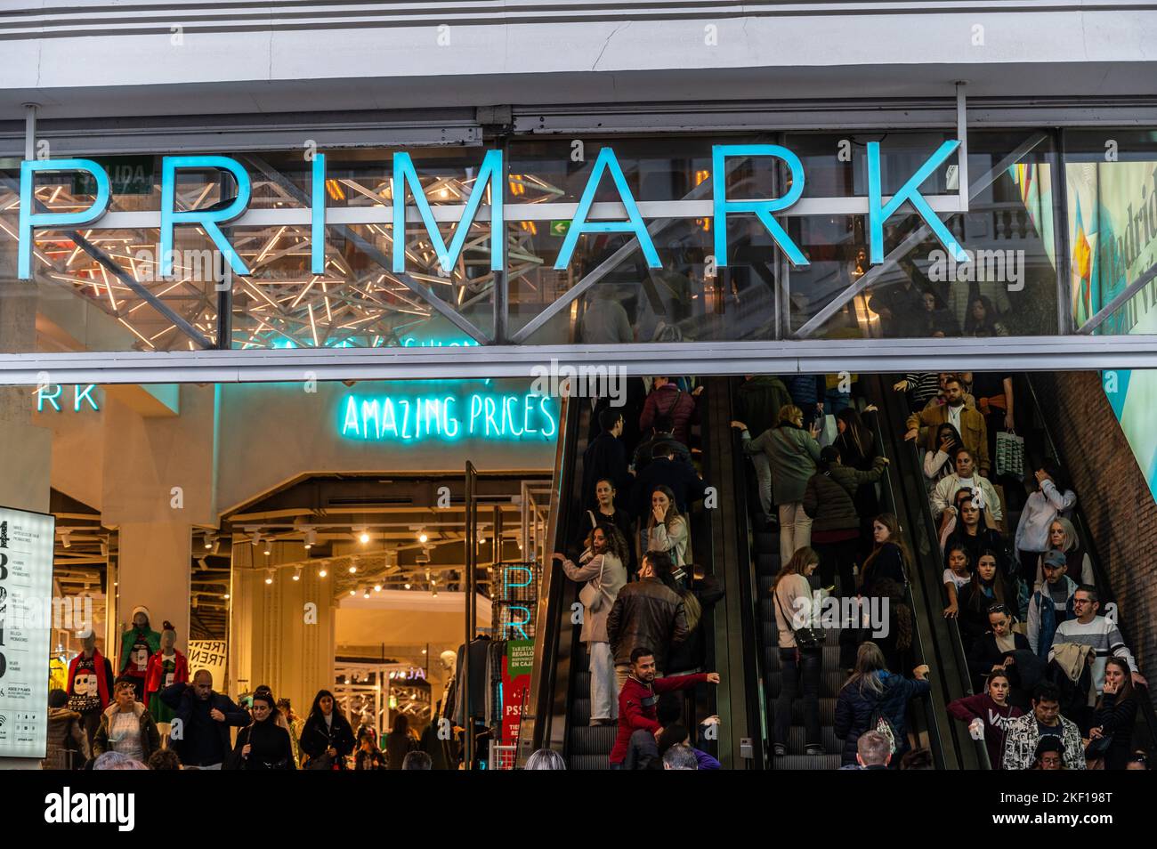 Personnes entrant dans un magasin Primark dans le centre de Madrid. Banque D'Images