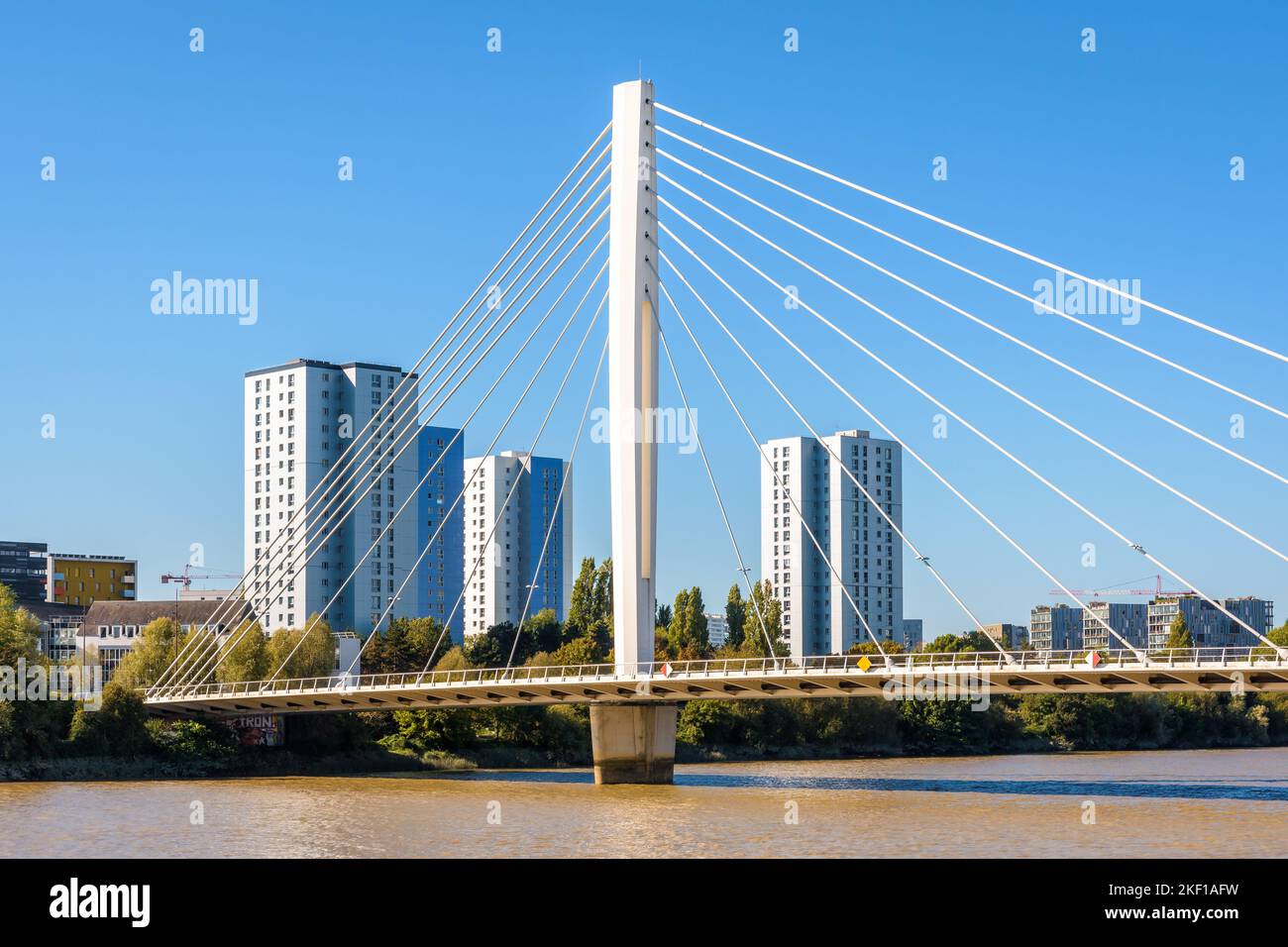 Le pont Eric Tabarly est un pont routier avec passage de câble sur la Loire, entre le quartier de Malakoff et l'île de Nantes, France. Banque D'Images