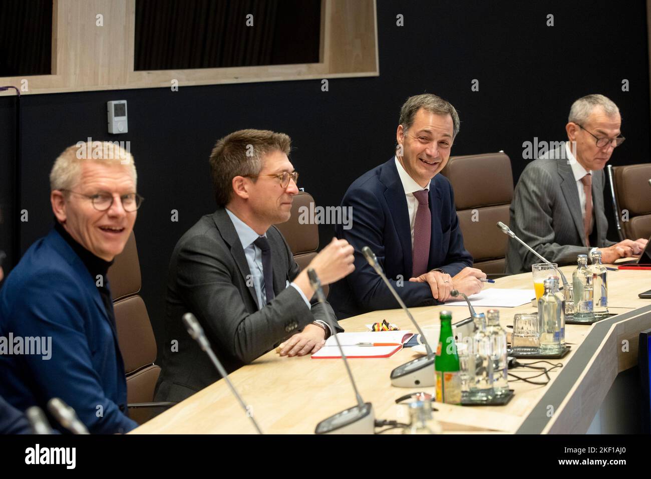 L'illustration montre une réunion du gouvernement fédéral et des partenaires sociaux, y compris des représentants syndicaux et des organisations d'employeurs, à Bruxelles, Mardi 15 novembre 2022.le gouvernement y mettra une proposition de médiation après que les syndicats et les employeurs n'aient pas réussi à se mettre d'accord sur la norme salariale et l'enveloppe sociale la semaine dernière. BELGA PHOTO HATIM KAGHAT Banque D'Images