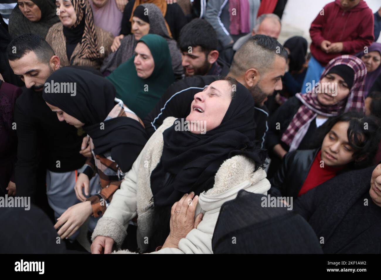 Hébron. 15th novembre 2022. Un pleureur pleure lors des funérailles d'une palestinienne qui a été tuée par des soldats israéliens dans le village de Beit Awa près de la ville d'Hébron en Cisjordanie, le 15 novembre 2022. Une femme palestinienne a été tuée et un jeune homme a été arrêté après avoir été blessé par des soldats israéliens dans la ville de Beitunia, près de la ville de Ramallah, en Cisjordanie, lundi, a déclaré des médecins et des témoins oculaires. Crédit: Mamoun Wazwaz/Xinhua/Alamy Live News Banque D'Images