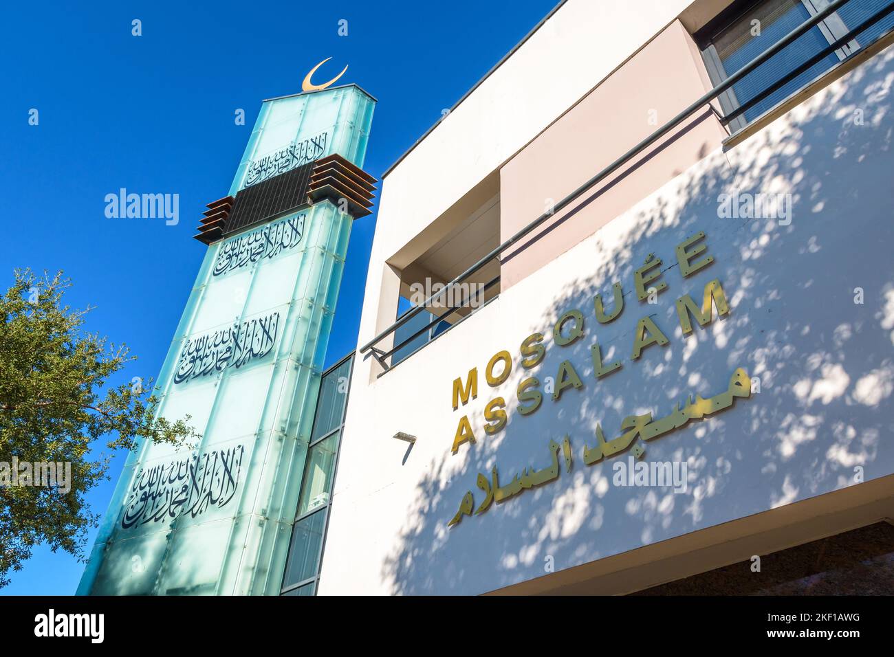 Vue à angle bas du minaret de la mosquée Assalam, construite dans un style contemporain en 2012 à Nantes, France. Banque D'Images