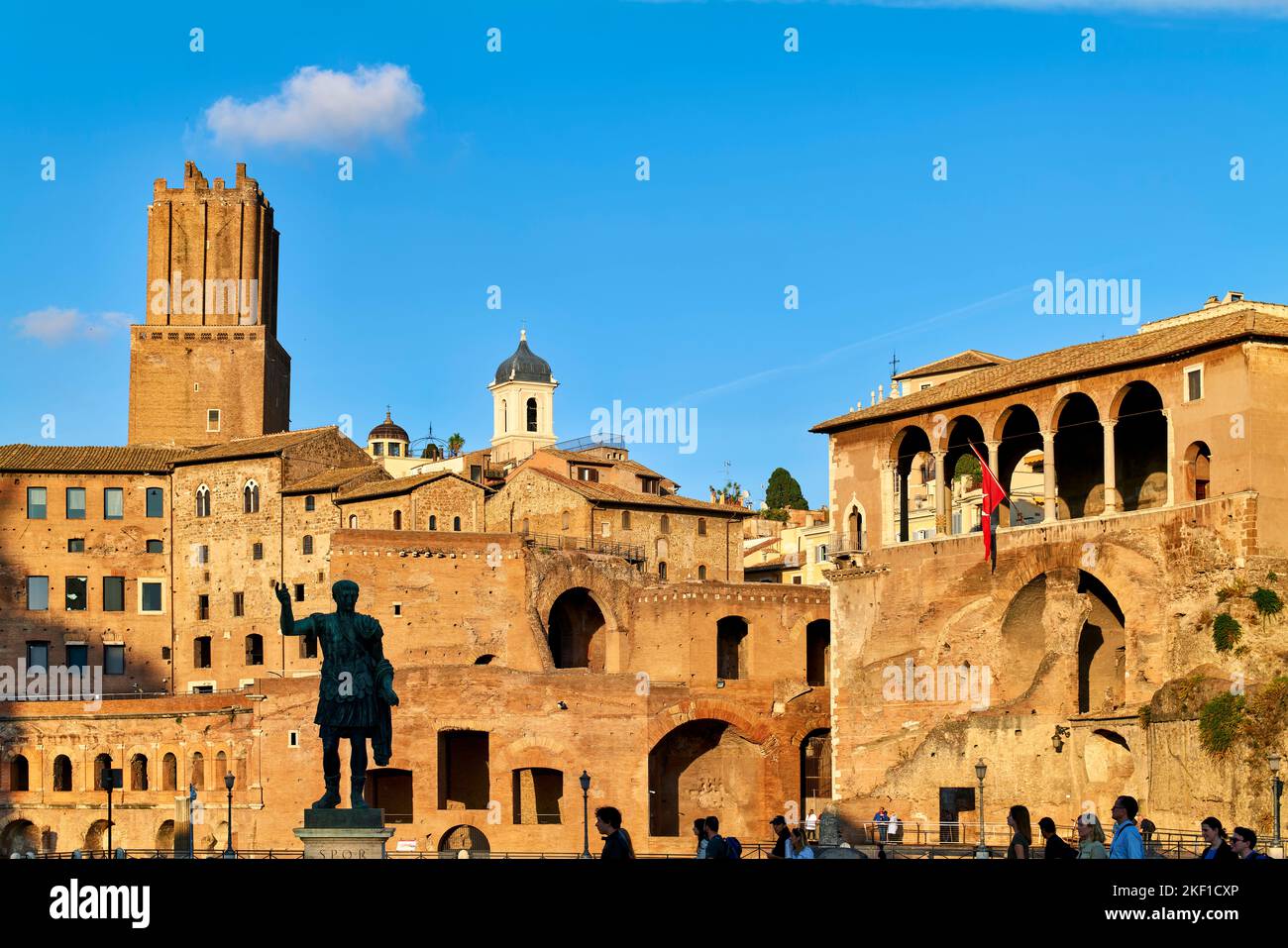 Rome Lazio Italie. Marché de Trajan à Fori Imperiali. Forum de Trajan. La statue de Trajan Banque D'Images