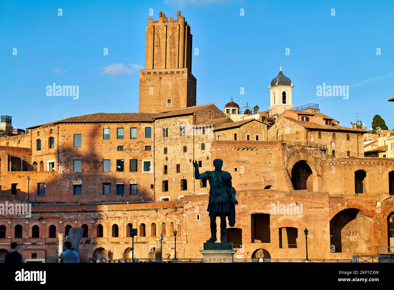 Rome Lazio Italie. Marché de Trajan à Fori Imperiali. Forum de Trajan. La statue de Trajan Banque D'Images