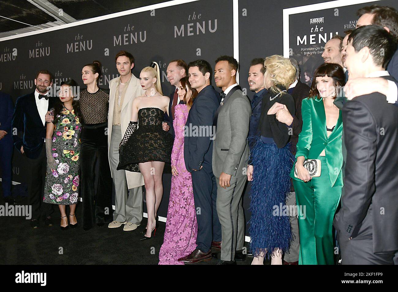 Betsy Koch, Nicholas Hoult et Anya Taylor-Joy, en robe noire Dior, et Ralph Fiennes, Aimee Carrero, Arturo Castro et Mark St Cyr assistent à la première New York du « Menu » sur 14 novembre 2022 à AMC Lincoln Square à New York, New York, États-Unis. Robin Platzer/ Twin Images/ Credit: SIPA USA/Alamy Live News Banque D'Images