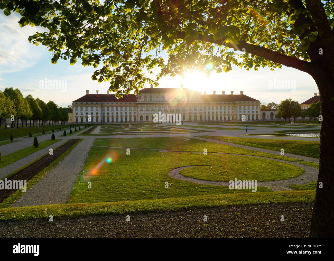 Le palais de Schleissheim et un grand parc baroque de la famille royale Wittelsbach au soleil du soir, Oberschleißheim, Munich, Bavière, Allemagne Banque D'Images