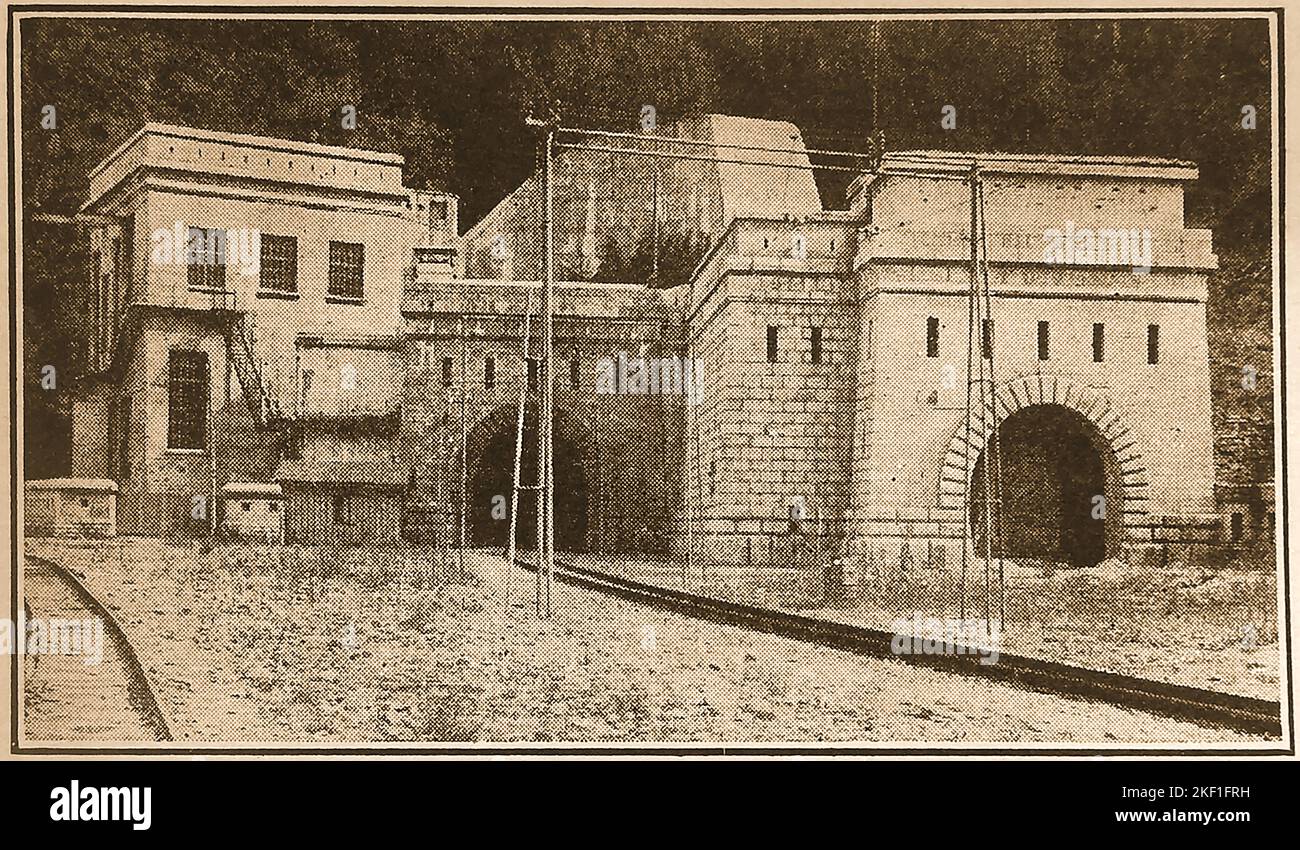 Une ancienne photo de presse montrant l'extrémité suisse du tunnel Simplon juste après l'achèvement. Aussi connu sous le nom de Traforo del Sempione ou Galleria del Sempione est un tunnel ferroviaire sur le chemin de fer Simplon qui relie Brig, Suisse et Domodossola, Italie, à travers les Alpes. Les travaux ont commencé le 22 novembre 1898 (tunnel est), 1912 (tunnel ouest). Enfin ouvert le 19 mai 1906 (tunnel est), 1921 (tunnel ouest) Banque D'Images