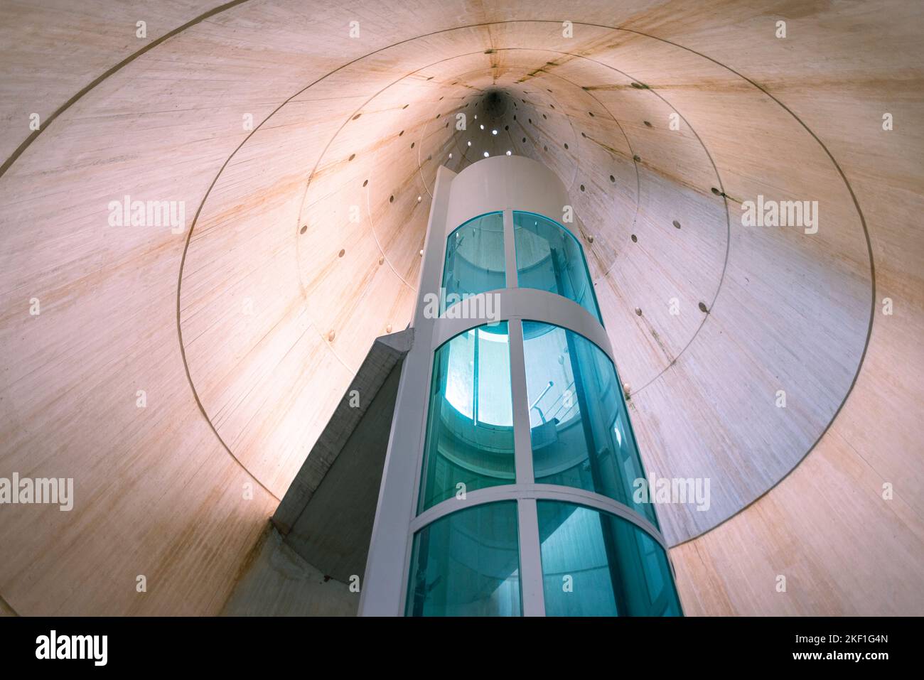 Ascenseur conique et ascenseur en verre à la Cité des Arts et des Sciences, Valence, Espagne. Banque D'Images